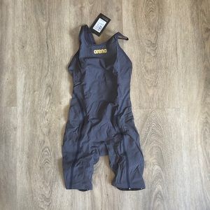 Women arena kneeskin carbon ultra size 28